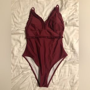 Cupshe One piece Swimsuit with Ruffle Detail, Burgundy, M